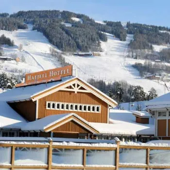 Bilde av hotellets utside på vinteren med Hafjell i bakgrunnen